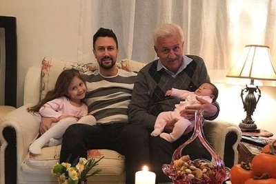 تبریک ویژه روز مادر شاهرخ استخری با رونمایی از عکس 5 ماهگیش تو بغل مادرش