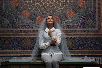 دکلمه اثربخش نیلوفر پارسا از دردهای پس از جنگ/ هر کجای جهان اگر دیدی دریا هست اما آب نیست، همان‌جا زادروزِ تشنه من است!