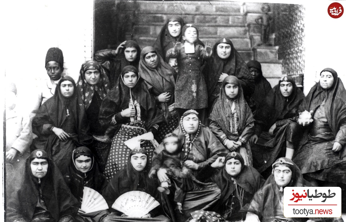 گروه زن‌ها روی پله مرمر، عزیزالسلطان هم در میان آنها 