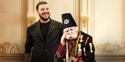 پشت صحنه خنده‌دار کُری خوانی ترکی جواد عزتی در برابر آرنولد😂/ هادی کاظمی هم معلم زبان تُرکی+فیلم