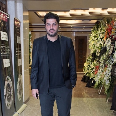 گریه‌های بی‌امان سام درخشانی، نادرِ آوای باران در مراسم خاکسپاری پدرش؛ همراهی صمیمانه پژمان بازغی و کامبیز دیرباز در این لحظات سخت+ عکس/ روحش شاد