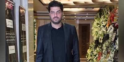 گریه‌های بی‌امان سام درخشانی، نادرِ آوای باران در مراسم خاکسپاری پدرش؛ همراهی صمیمانه پژمان بازغی و کامبیز دیرباز در این لحظات سخت+ عکس/ روحش شاد