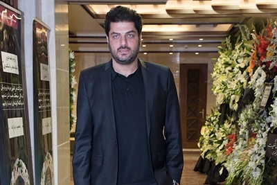 گریه‌های بی‌امان سام درخشانی، نادرِ آوای باران در مراسم خاکسپاری پدرش؛ همراهی صمیمانه پژمان بازغی و کامبیز دیرباز در این لحظات سخت+ عکس/ روحش شاد