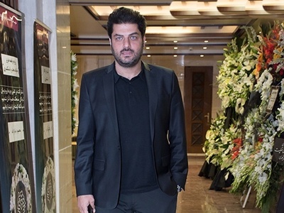 گریه‌های بی‌امان سام درخشانی، نادرِ آوای باران در مراسم خاکسپاری پدرش؛ همراهی صمیمانه پژمان بازغی و کامبیز دیرباز در این لحظات سخت+ عکس/ روحش شاد