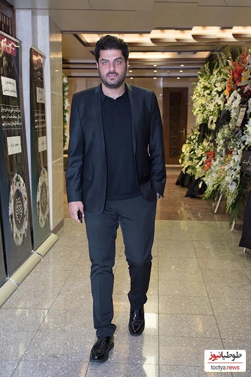 گریه‌های بی‌امان سام درخشانی، نادرِ آوای باران در مراسم خاکسپاری پدرش؛ همراهی صمیمانه پژمان بازغی و کامبیز دیرباز در این لحظات سخت+ عکس/ روحش شاد