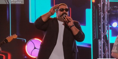 صد سال، شادترین نسخه بهنام بانی؛ وقتی موسیقی راهی جز لبخند باقی نمی‌گذارد +دانلود آهنگ/ از اون آهنگاس که حالتو رنگی رنگی می‌کنه😍