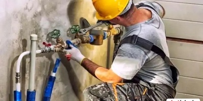 خلاقیت خنده دار اوستای لوله کش برای ابداع گرمکن با شمع و سیم با کمترین امکانات حماسه آفرید/ مخترع تویی بقیه اداتو درمیارن😂