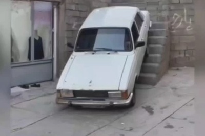 خلاقیت راننده کُردی در بالا رفتن از پلههای کوچه به صورت دنده عقب مرزهای تبحر و استعداد رو جابجا کرد+ویدیو