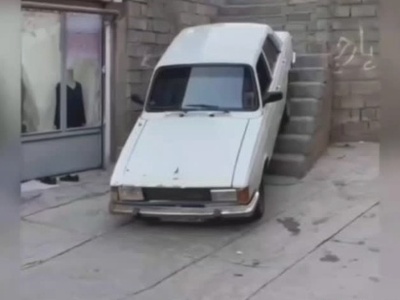 خلاقیت راننده کُردی در بالا رفتن از پلههای کوچه به صورت دنده عقب مرزهای تبحر و استعداد رو جابجا کرد+ویدیو