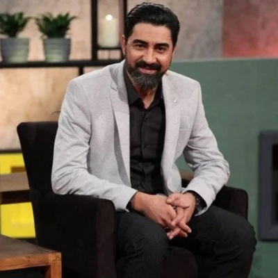 محمدرضا علیمردانی که چند روز پیش عقد آریایی مریم مومن رو خوند با روایت بخشی از زندگیش اشک بازیگرها رو درآورد: چون پولی نداشتم شبها دیر میرفتم خونه که دخترم...+ویدیو