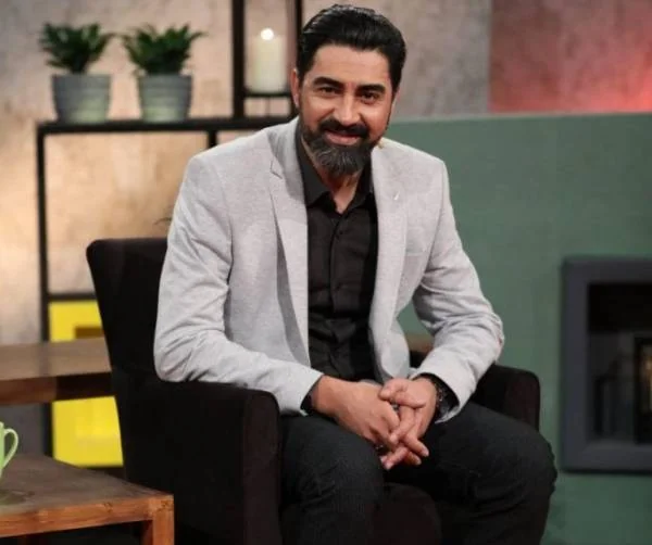 محمدرضا علیمردانی که چند روز پیش عقد آریایی مریم مومن رو خوند با روایت بخشی از زندگیش اشک بازیگرها رو درآورد: چون پولی نداشتم شبها دیر میرفتم خونه که دخترم...+ویدیو