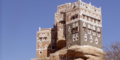 (تصاویر) شگفت‌انگیزترین و عجیب ترین ساختمان یمن!/قصری که از صخره روییده است