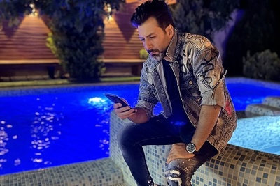 نگاهی به چیدمان خونه مجردی شیک  و ایرانی پسند «مجید واشقانی»/ از استخر و مبلمان مدرن تا دکوری‌های هنری و کتابخانه پر از کتاب