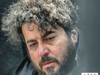 مراسم ختم مادر محسن کیایی در چند ثانیه؛ از میز عزای ساده شامل کیک یزدی و شمع مشکی تا حضور بهرام رادان، محمد علیزاده، علی شادمان به همراه تاج گل اعیانی فرهاد اصلانی +عکس/ روحش شاد