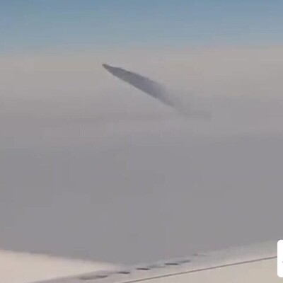 (ویدئو) بهت مسافران هواپیما از یک شی عجیب در آسمان/ پای آدم فضایی‌ها در میان است؟