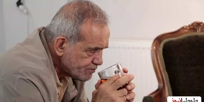 روزی که پزشکیان تفاوت یه تُرک با یک یزدی را در میزبانی از خاتمی در منزلش نشان داد؛ رئیس‌جمهور برای سیدمحمد خاتمی در فنجان و برای خودش در لیوان چای ریخت+ویدیو