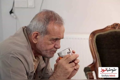 روزی که پزشکیان تفاوت یه تُرک با یک یزدی را در میزبانی از خاتمی در منزلش نشان داد؛ رئیس‌جمهور برای سیدمحمد خاتمی در فنجان و برای خودش در لیوان چای ریخت+ویدیو