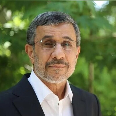 اولین عکس از چهره در حال تفکر محمود احمدی نژاد در راه وزارت کشور برای ثبت نام در انتخابات1403