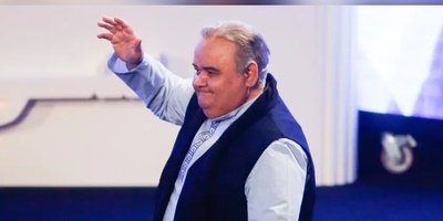 حضور اکبر عبدی در محفلی که هیچ‌کس انتظارش را نداشت! شوکه شدن مداح ویژه اکبر عبدی از دیدن هنرمند کشورمان در یک مراسم