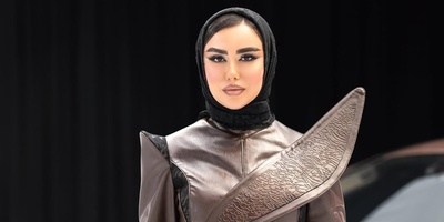 فیلم/ خلاقیت تحسین برانگیز بانوی هنرمند برای دیزاین بنز CLS به وسیله چرم گاوی مزین به خطوط نستعلیق