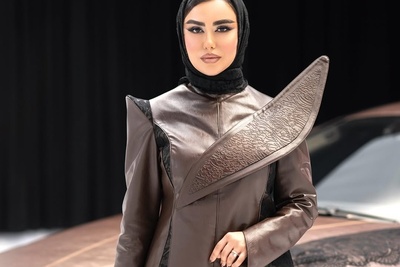 فیلم/ خلاقیت تحسین برانگیز بانوی هنرمند برای دیزاین بنز CLS به وسیله چرم گاوی مزین به خطوط نستعلیق