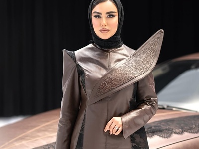 فیلم/ خلاقیت تحسین برانگیز بانوی هنرمند برای دیزاین بنز CLS به وسیله چرم گاوی مزین به خطوط نستعلیق