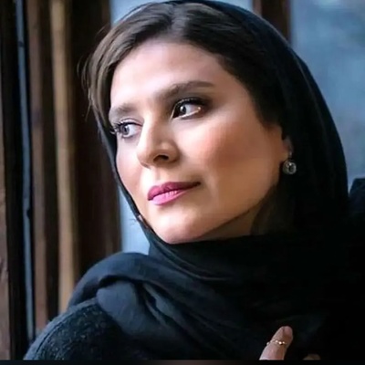 یادی کنیم از استایل شیک و مجلسی سحر دولت‌شاهی در خارج از کشور با لباس مشکی حاشیه طلایی و اکسسوری‌هایی به سبک ایران باستان