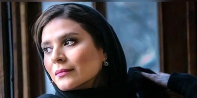 یادی کنیم از استایل شیک و مجلسی سحر دولت‌شاهی در خارج از کشور با لباس مشکی حاشیه طلایی و اکسسوری‌هایی به سبک ایران باستان