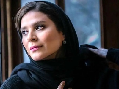 یادی کنیم از استایل شیک و مجلسی سحر دولت‌شاهی در خارج از کشور با لباس مشکی حاشیه طلایی و اکسسوری‌هایی به سبک ایران باستان