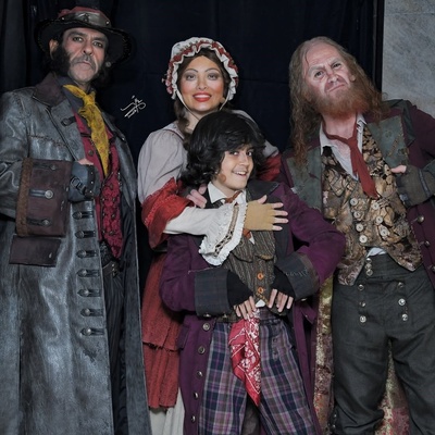 نگاهی به تیپ و استایل ویکتوریایی بهنوش طباطبایی در پشت صحنه نمایش الیور توئیست با حضور هوتن شکیبا، سیامک انصاری، بانیپال شومون و رایان سرلک