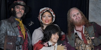 نگاهی به تیپ و استایل ویکتوریایی بهنوش طباطبایی در پشت صحنه نمایش الیور توئیست با حضور هوتن شکیبا، سیامک انصاری، بانیپال شومون و رایان سرلک