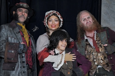 نگاهی به تیپ و استایل ویکتوریایی بهنوش طباطبایی در پشت صحنه نمایش الیور توئیست با حضور هوتن شکیبا، سیامک انصاری، بانیپال شومون و رایان سرلک