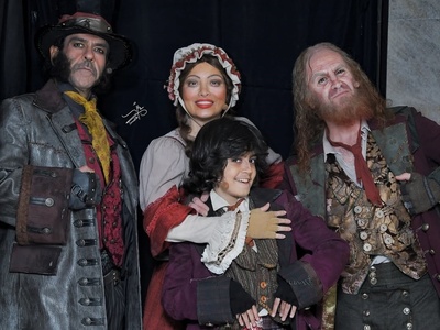 نگاهی به تیپ و استایل ویکتوریایی بهنوش طباطبایی در پشت صحنه نمایش الیور توئیست با حضور هوتن شکیبا، سیامک انصاری، بانیپال شومون و رایان سرلک