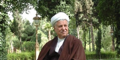 رویداد تاریخ 31 سال قبل:تصویری زیرخاکی از آیت الله رفسنجانی در لباس خاص استادی کشور قرقیزستان!+عکس