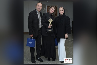 لحظه اهدای باشکوه جایزه بهترین بازیگر نقش اول مکمل زن به صدف اسپهبدی و  تشکر ویژه او از پدر و مادر شیک پوش و با کلاسش+ فیلم