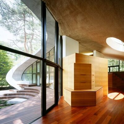 (تصاویر) معماری شگفت انگیز و امکانات بینظیر خانه غاری شکل در دل جنگل که موجب حیرت جهانیان شد