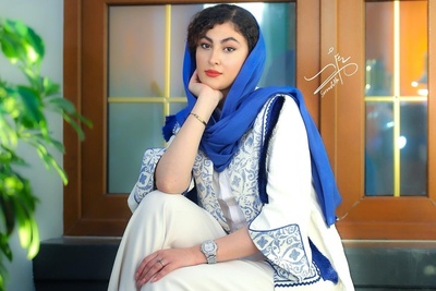 تلفیق سنت و مدرنیته در آپارتمان مریم مؤمن؛ وقتی فرش ایرانی به رنگ کرم و چوب جان می‌دهد+ویدیو