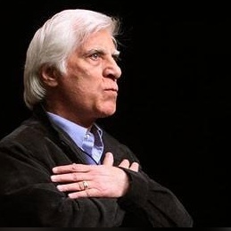 میز عزای ایرانی که برای بهرام بیضایی در آمریکا و در خانه‌اش چیده شد؛ رومیزی ایرانی با ترکیب عکسهای دوران کودکی، شمع و گلهای سفید +عکس