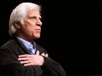 میز عزای ایرانی که برای بهرام بیضایی در آمریکا و در خانه‌اش چیده شد؛ رومیزی ایرانی با ترکیب عکسهای دوران کودکی، شمع و گلهای سفید +عکس