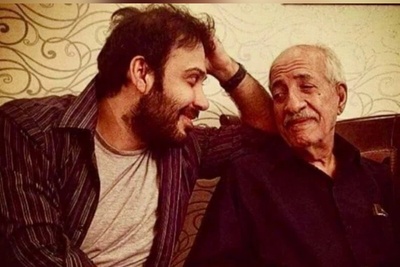 نگاهی به خونه زندگی ساده و صمیمی محسن چاوشی،چهره هنر انقلاب و پسرش زانکو/ مبلمان چستر چرمی، زیرپایی عثمانی، شومینه، جاشمعی کریستال، گل و گیاه طبیعی مطابق سلیقه آقای خواننده+عکس