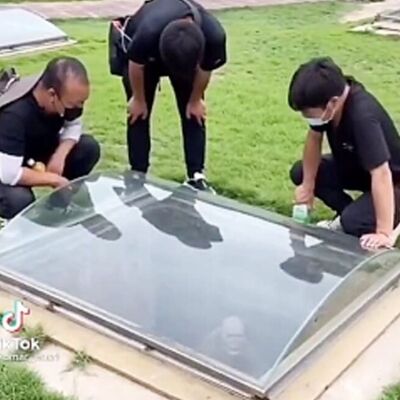 (فیلم) قبرستانی عجیب در اندونزی که به جای سنگ یا خاک روی قبر شیشه قرار دارد!/فقط اونی که زد رو شیشه انتظار داشت برگرده نگاش کنه؟!