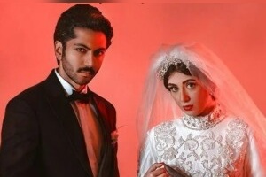 سلفی خلاقانه کیسان دیباج و الیکا ناصری در آینه درِ حیاط قدیمی+عکس/صمیمیت باران و نیما در بیرون از سریال...