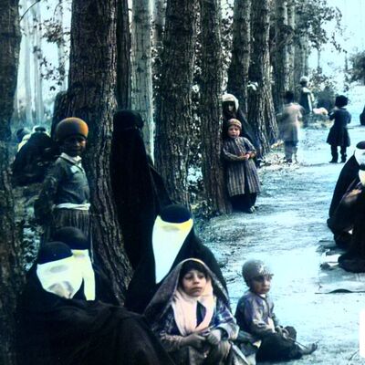 (عکس)ژست جالب زنان قاجاری در روز سیزده بدر؛ وقتی ژست گرفتن مد نبود!