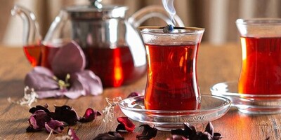 (عکس) 7 راهکار مهم و طلایی برای خوشمزه‌تر شدن طعم چای/ درمجالس و مهمانی ها با این چای خاص بدرخشید+ طرز تهیه چای دو رنگ