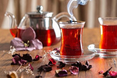 (عکس) 7 راهکار مهم و طلایی برای خوشمزه‌تر شدن طعم چای/ درمجالس و مهمانی ها با این چای خاص بدرخشید+ طرز تهیه چای دو رنگ