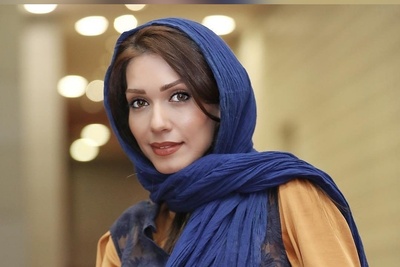 گشت و گذار شهرزاد کمال زاده با دامن و صندل رو صخره های ساحلی🌊😍
