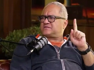 یکبار برای همیشه از زبان رامبد جوان: اینکه من در خندوانه درمورد ایران حرف زدم و بچه ام رو خارج از ایران به دنیا آوردم از دید من منافاتی باهم ندارن!