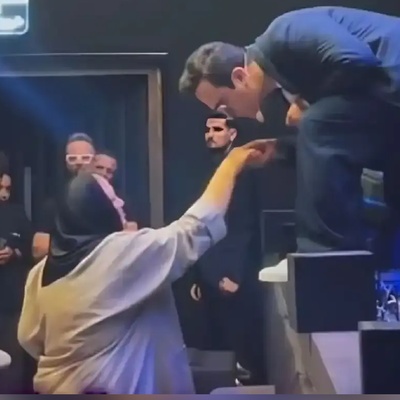 زانو زدن حامد آهنگی مقابل مادرش و بوسه بر دستانش در حین اجرای کنسرت!+ویدیو/ اینم قدردانی از مادر به سبک آقای خوش‌خنده