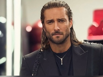 (ویدئو) استایل عجیب امیر مقاره "ماکان بند" در کنسرتش با موهای بافت و پیراهن زنانه!