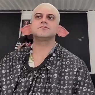 نگاهی به آماده شدن روزبه حصاری برای اجرایش در فینال کارناوال؛ مراحلی دشوار از اجرای گریم خوک روی صورت بچه مهندس +ویدیو